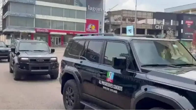 You Cannot Preach Sacrifice While Flaunting Privilege — Outrage as Tinubu’s Wife Donates Luxury SUVs to APC Youth Leaders